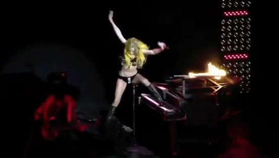 Леди Гага фото папарацци упала с рояля