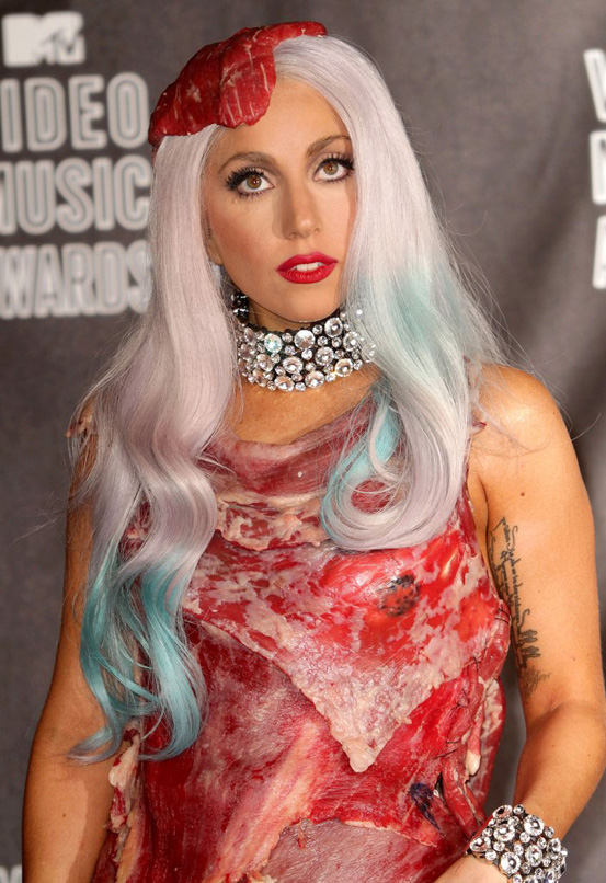 Леди Гага фото папарацци платье из мяса