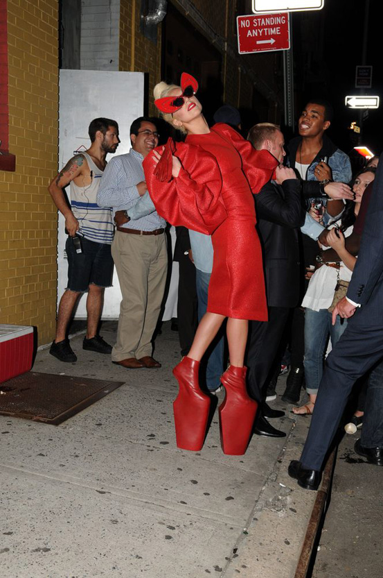 Леди Гага фото папарацци красное платье