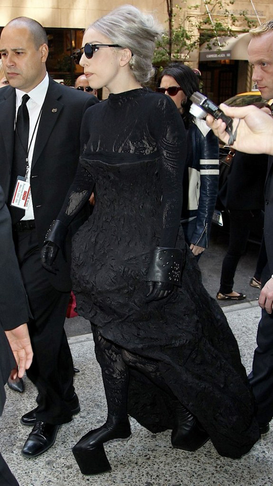 Леди Гага фото папарацци сапоги без каблуков